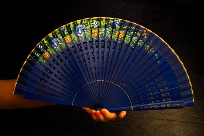 Hand-Fan "GARDENIAS" Blue - Image 3