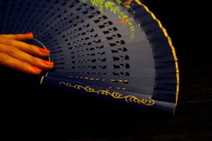 Hand-Fan "GARDENIAS" Blue - Image 2