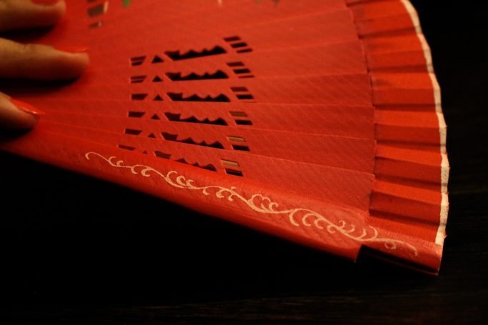 Hand-Fan "GARDENIAS" Red - Image 2